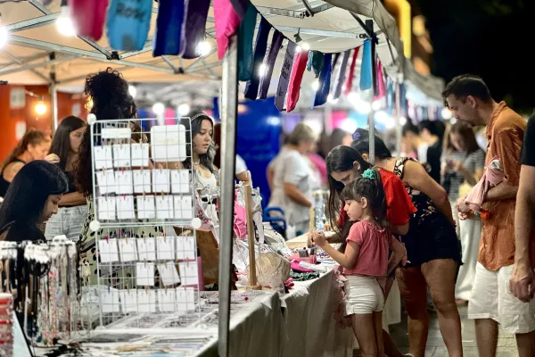 Noche de Peatonales: la economía social se luce en el corazón de la ciudad Noche de Peatonales: la economía social se luce en el corazón de la ciudad