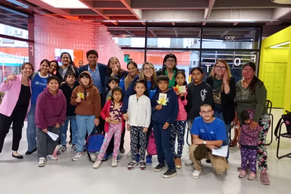 Se presentó Hojas de Ciudad, publicación elaborada en los encuentros literarios de los Centros Cuidar Se presentó Hojas de Ciudad, publicación elaborada en los encuentros literarios de los Centros Cuidar