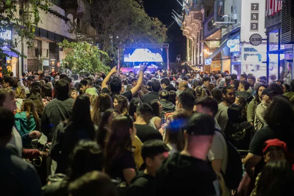 Rosario vivió una nueva Noche de Peatonales en su edición especial por el Tricentenario Rosario vivió una nueva Noche de Peatonales en su edición especial por el Tricentenario