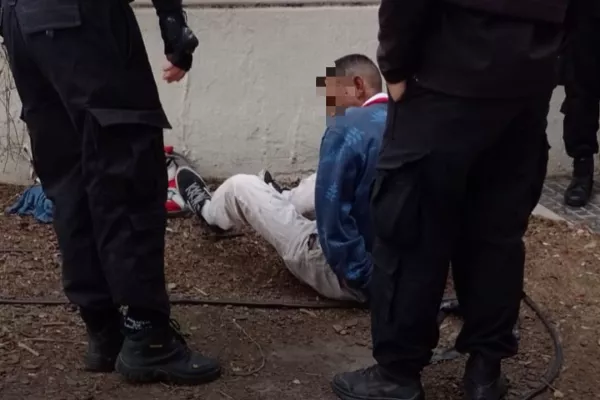 Robó un celular en pleno centro y fue interceptado y retenido por agentes municipales Robó un celular en pleno centro y fue interceptado y retenido por agentes municipales