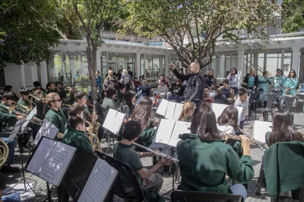 Música como puente: la Banda Infanto Juvenil Villa Hortensia llevó su arte al Hospital de Niños Víctor J. Vilela Música como puente: la Banda Infanto Juvenil Villa Hortensia llevó su arte al Hospital de Niños Víctor J. Vilela