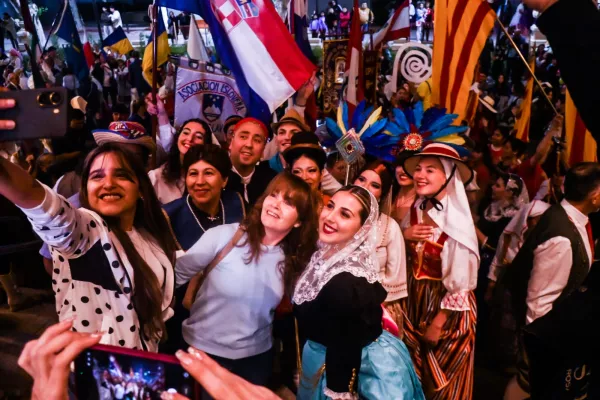 El tradicional desfile de Colectividades llenó de color a la peatonal Córdoba El tradicional desfile de Colectividades llenó de color a la peatonal Córdoba