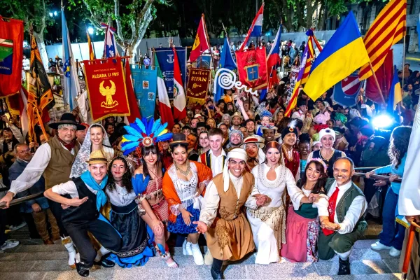 El tradicional desfile de Colectividades llenó de color a la peatonal Córdoba El tradicional desfile de Colectividades llenó de color a la peatonal Córdoba