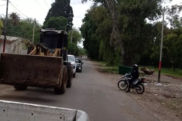 El municipio remitió al corralón una retroexcavadora que funcionaba sin autorización en el espacio público 