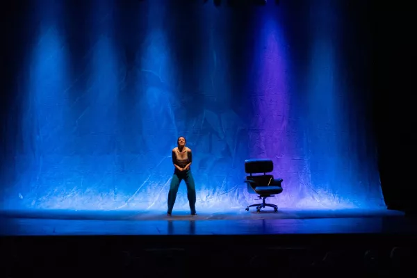 Sala llena en La Comedia para la apertura del Mes de la Eliminación de la Violencia hacia las Mujeres