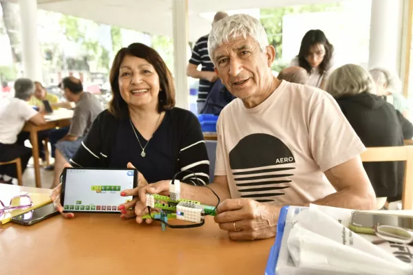 Adultos mayores programaron su primer robot en una experiencia que demuestra que nunca es tarde para aprender