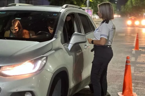 Manejar usando el celular: el municipio labró actas a más de 10 mil infractores en lo que va del año