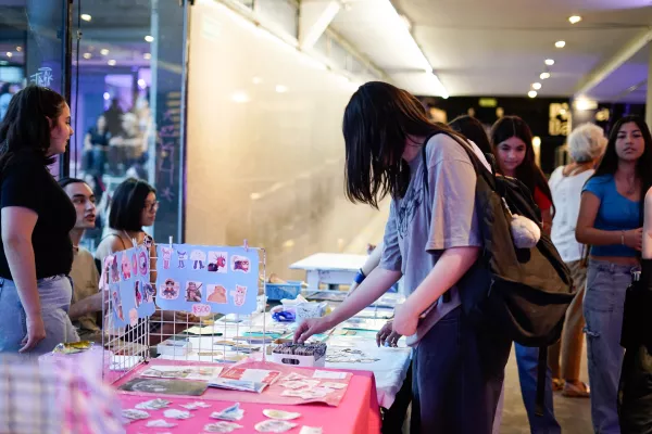 Mayo en el Cultural Fontanarrosa: intercambio de figuritas, k-pop y música en vivo 