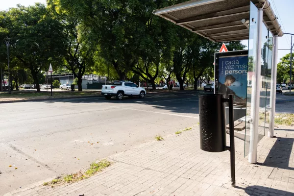 El municipio avanza en la colocación de cestos papeleros en bulevar Oroño
