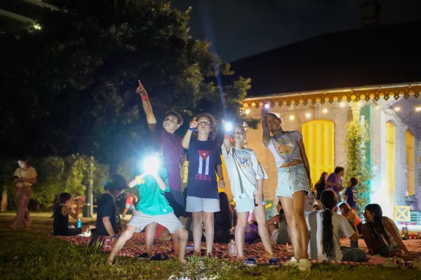 Más de 100 chicas y chicos protagonizaron una nueva edición de «Aventuras Nocturnas» en Estación Embarcaderos