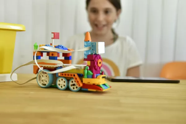 Con 600 niñas y niños inscriptos, los talleres de robótica se disfrutan en los seis distritos
