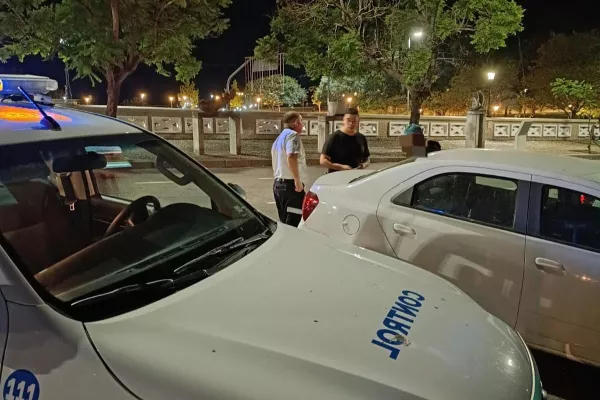 Agentes municipales y policiales detuvieron a un cuidacoche violento en la zona del Parque España