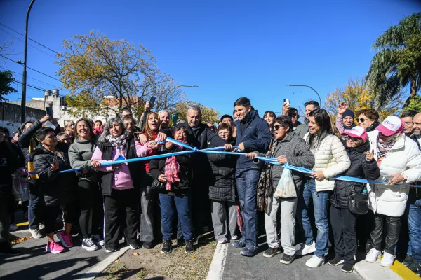 Con una celebración multitudinaria quedó inaugurada la remodelación integral de Av. Rouillón