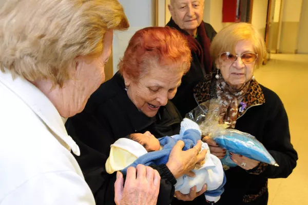 «Mil65»: el innovador programa de la Municipalidad para acompañar a la primera infancia y a las personas mayores