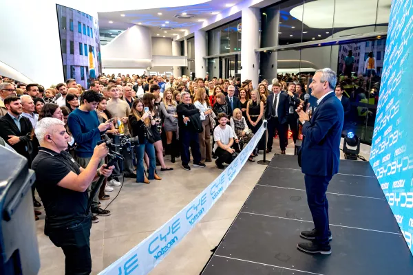 Javkin celebró la apertura de la concesionaria BYD-Neostar y ratificó el impulso a la movilidad eléctrica en la ciudad