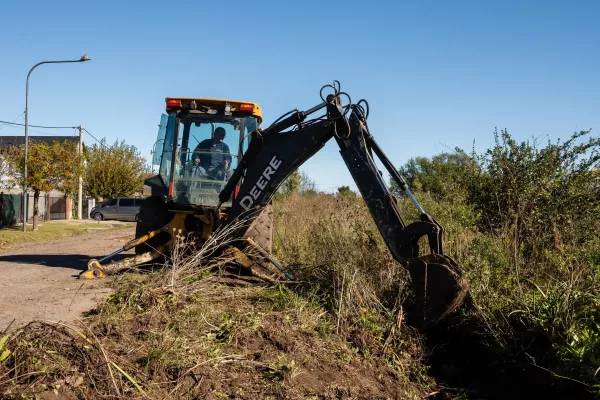 El municipio ejecuta limpieza y mantenimiento preventivo de canales en distintos sectores de Rosario