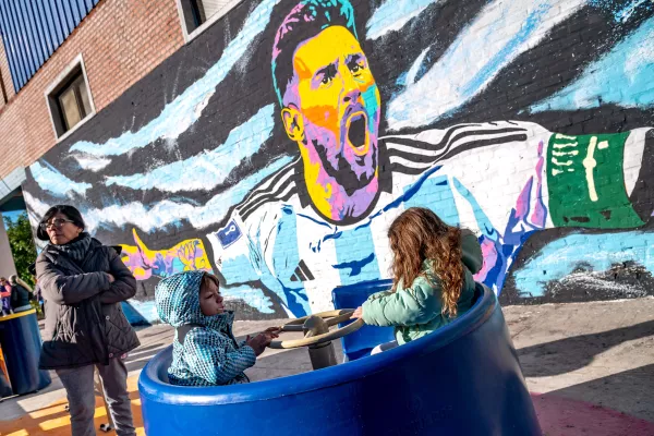 Con un destacado mural de Messi y la Copa del Mundo se inauguró la Plaza de Bolsillo número 100 de la ciudad