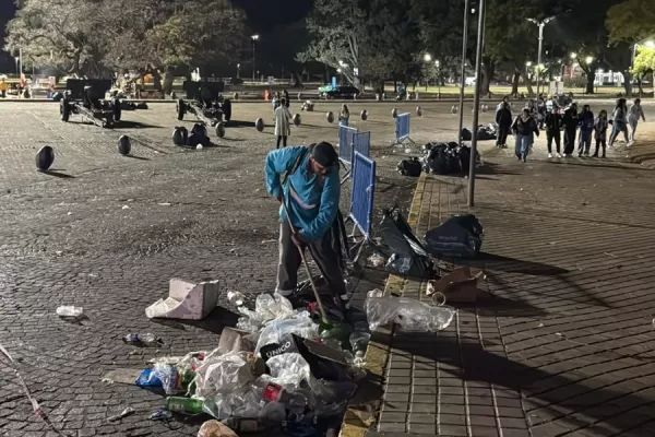 Se desarrolla un amplio operativo de limpieza en el Monumento y Parque a la Bandera
