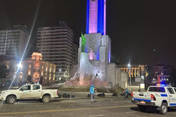 Se desarrolló un amplio operativo de limpieza en el Monumento y Parque a la Bandera