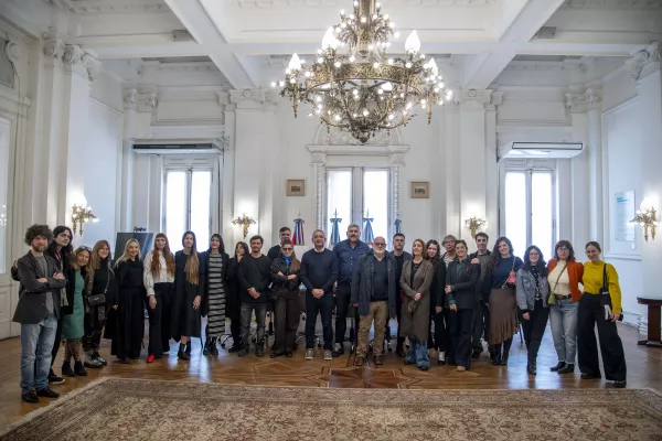 Javkin firmó el decreto que convierte a la MicroFeria de Arte en política pública permanente