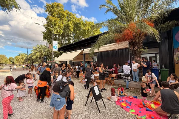 Mes de las Infancias en el Mercado del Río: llegan gratis las Guerreras K-Pop y Botito Eco-Guardián