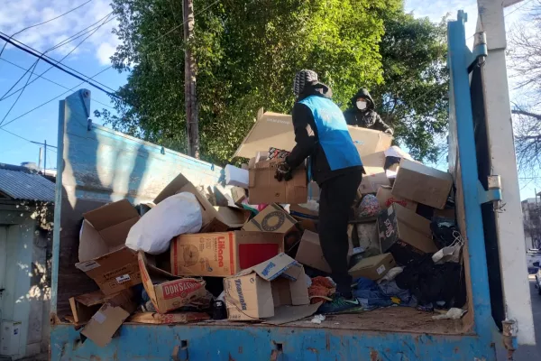 El municipio intervino para sanear una casa donde se acumulaba basura