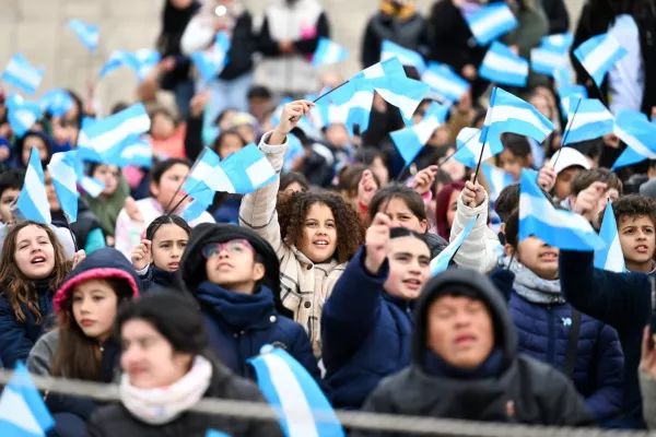 Más de mil alumnas y alumnos participaron de la primera promesa de lealtad a la bandera extendida