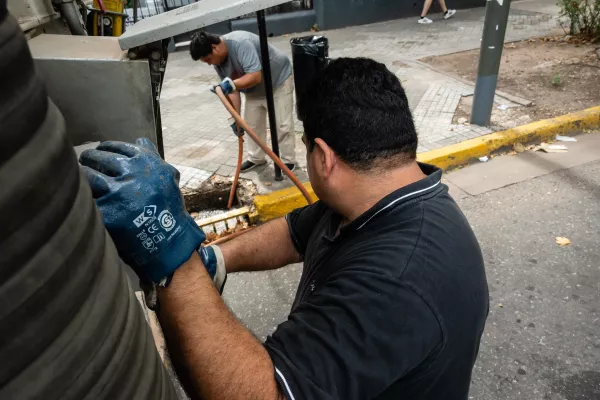 Continúa la limpieza preventiva de sumideros y bocas de tormenta en distintos puntos de la ciudad