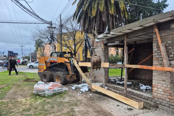 Agentes municipales frenaron y demolieron una construcción ilegal en un espacio público