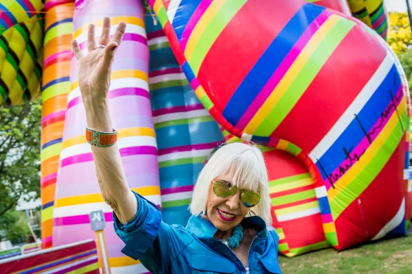Marta Minujín inaugura su nueva obra 'Escultura de los deseos'
