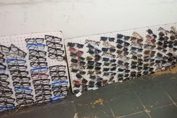 Nuevo operativo contra la venta ilegal en el microcentro: se secuestraron 170 anteojos 