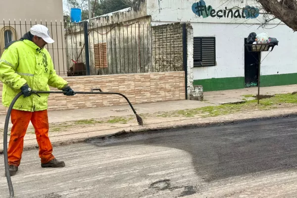 Nuevo operativo barrial sumó repavimentación, zanjeo, poda y servicios públicos en Tío Rolo