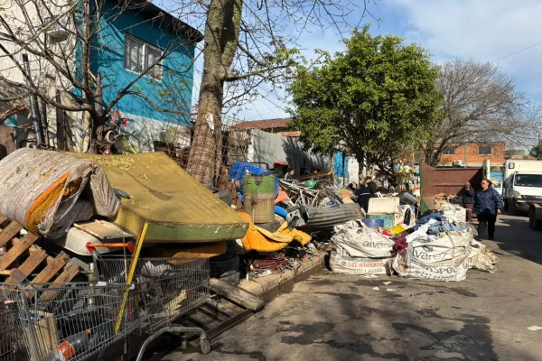 El municipio intervino ante una denuncia por una chatarrería que ocupaba la vereda con materiales