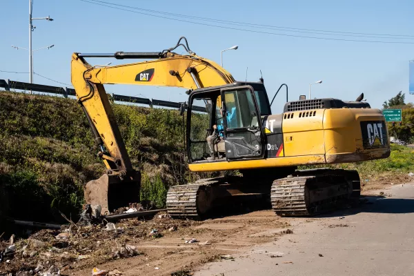 Por «El Niño», el municipio continúa con los trabajos de limpieza y mantenimiento en las Colectoras de Circunvalación