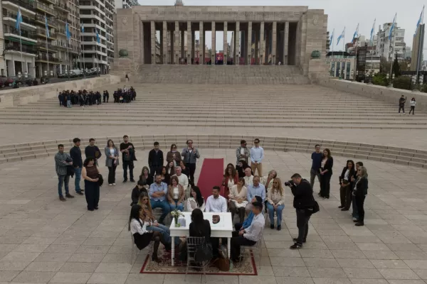 Casate con tu ciudad como testigo: 11 parejas dieron el sí en el Monumento a la Bandera