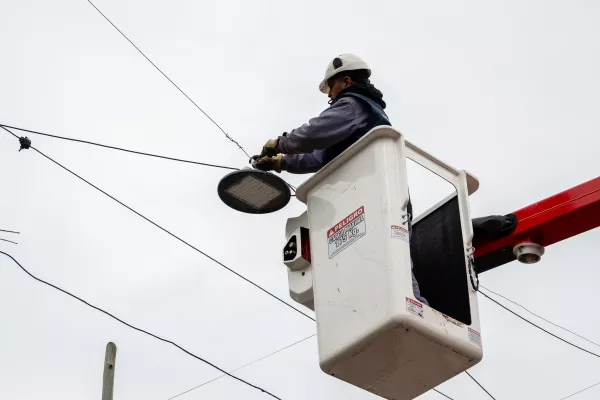 Avanza la colocación de nuevas luminarias led en un sector de barrio Tablada