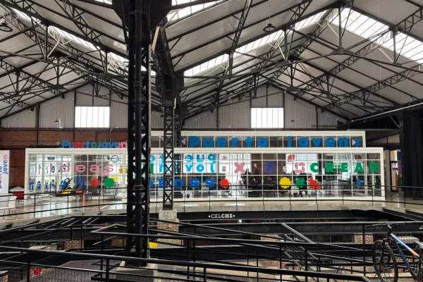 Un bingo para cruzar generaciones: jóvenes y personas mayores se encuentran en Puerto Joven