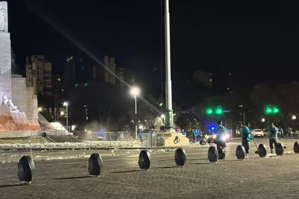 El municipio realizó un amplio operativo de limpieza en el Monumento y Parque a la Bandera