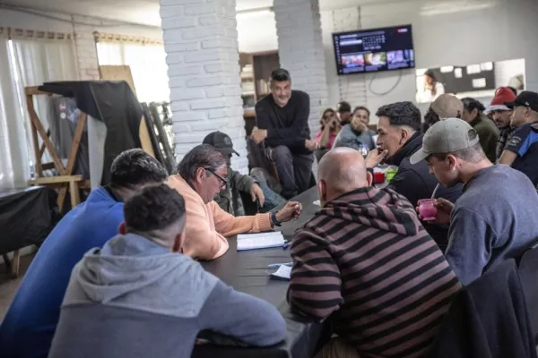 Personas que asisten a refugios municipales presentan un libro que reúne sus producciones literarias