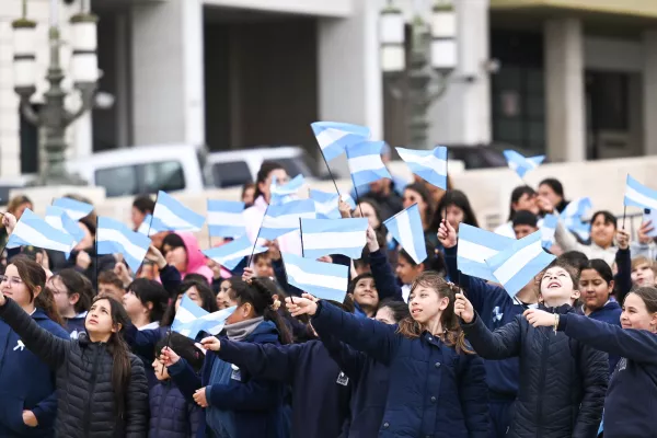Cientos de estudiantes celebraron y manifestaron lealtad a la Bandera en una nueva edición “Sí, prometo”