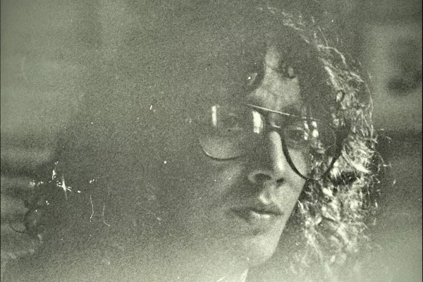 Fito Páez, en la intimidad de su casa: una muestra recupera fotografías inéditas de 1983