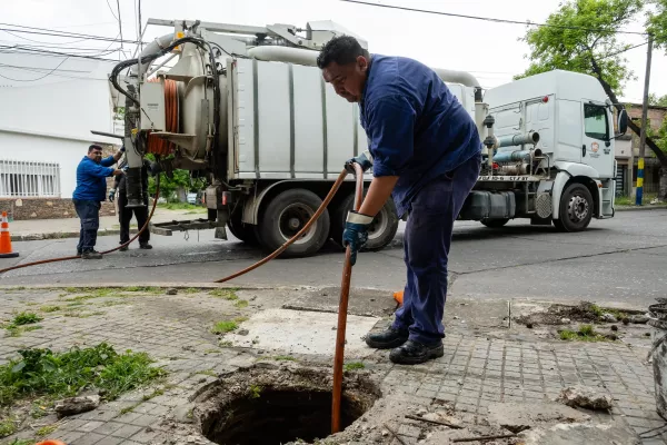 Alerta renovado por tormentas: se intensifican la limpieza de sumideros y otros trabajos de higiene