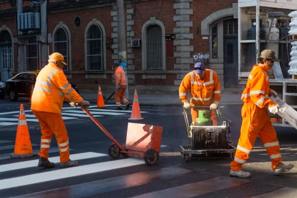 El municipio refuerza la señalización de sendas peatonales, líneas de frenado y ciclovías 