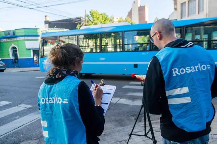 Dos trabajadores de la Municipalidad realizando mediciones del ruido en la ciudad.
