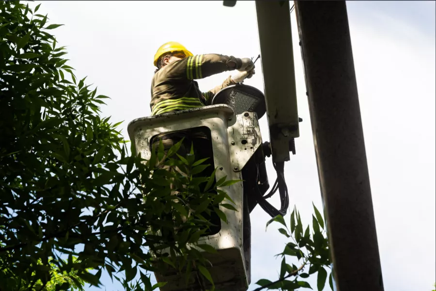 Trabajador realizando cambios de luminarias