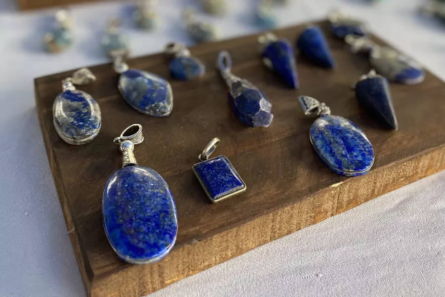 Piedras colgantes en un puesto de la feria azcuenaga