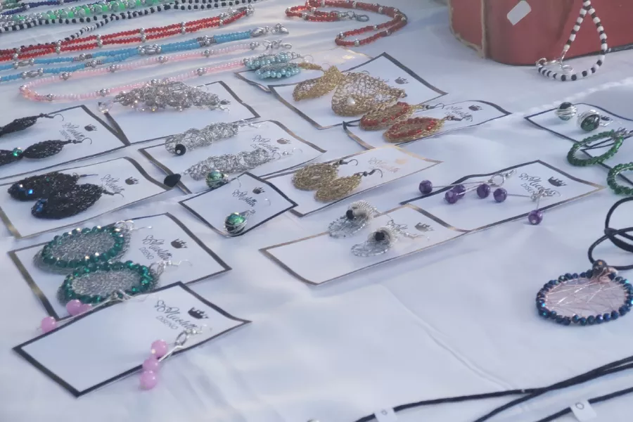 Accesorios en venta en un puesto de una feria autogestiva