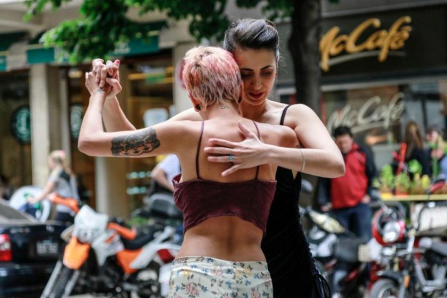 pareja de mujeres bailando en la calle