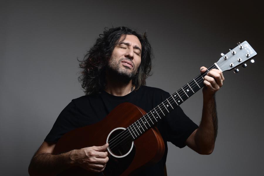 Gonzalo Aloras tocando la guitarra