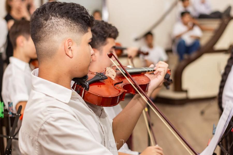El taller de viola de la Escuela Orquesta Barrio Ludueña que funciona en la Escuela SanLuis Gonzaga, cierra del año con una muestra que reflejará todo lo trabajado durante este 2023.